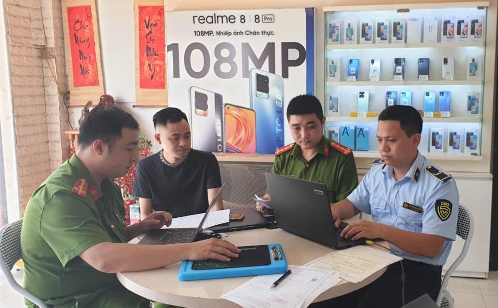 Thu giữ số lượng lớn điện thoại di động đã qua sử dụng nhập lậu